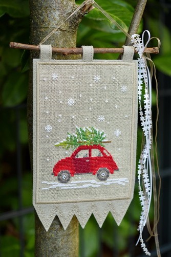 Auto mit Tannenbaum