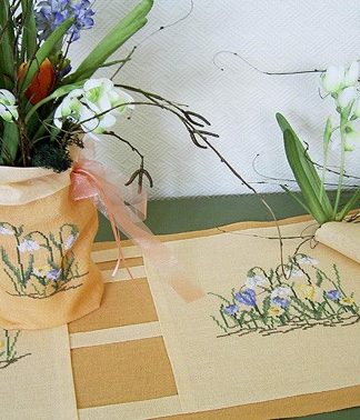 Frühlingsblüher im Reisiggeäst