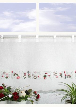 Rosenblüten im Fensterkleid