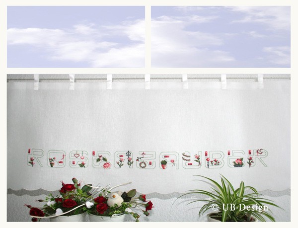 Rosenblüten im Fensterkleid