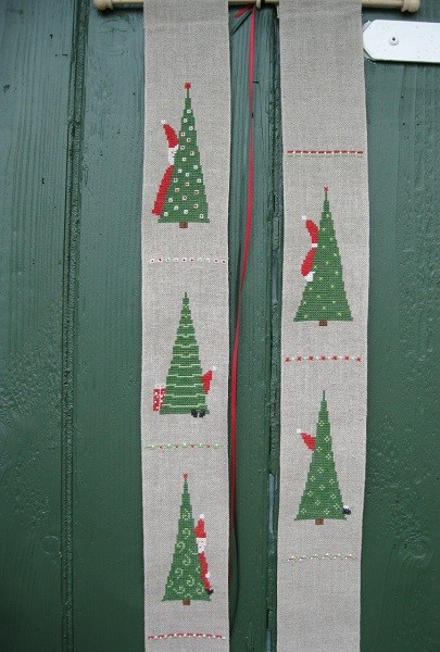 Nikolaus hinter'm Baum - Stickanleitung